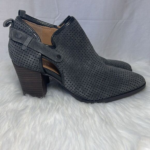 Franco Sarto Dale 2 NWOT Charcoal Perforated Suede Heeled Booties Sz 9.5 - Picture 4 of 6